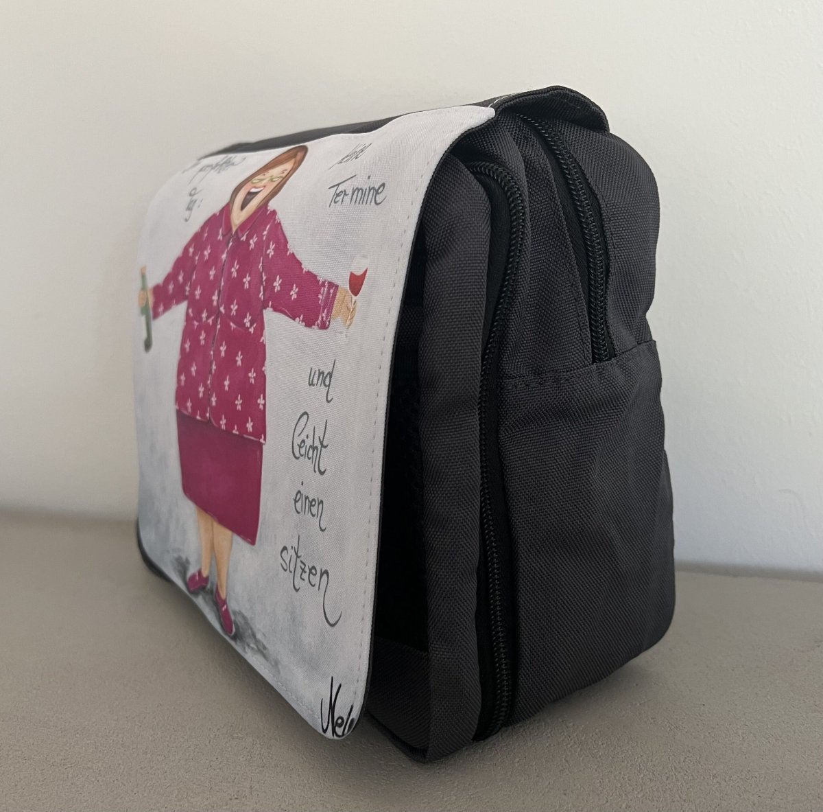 Kulturtasche „Mein perfekter Tag: keine Termine und leicht einen sitzen“ – Bild 8