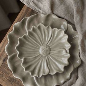 Majas Cottage Blomstra Servierplatte *Mussla* taupe aus Keramik – 18 cm