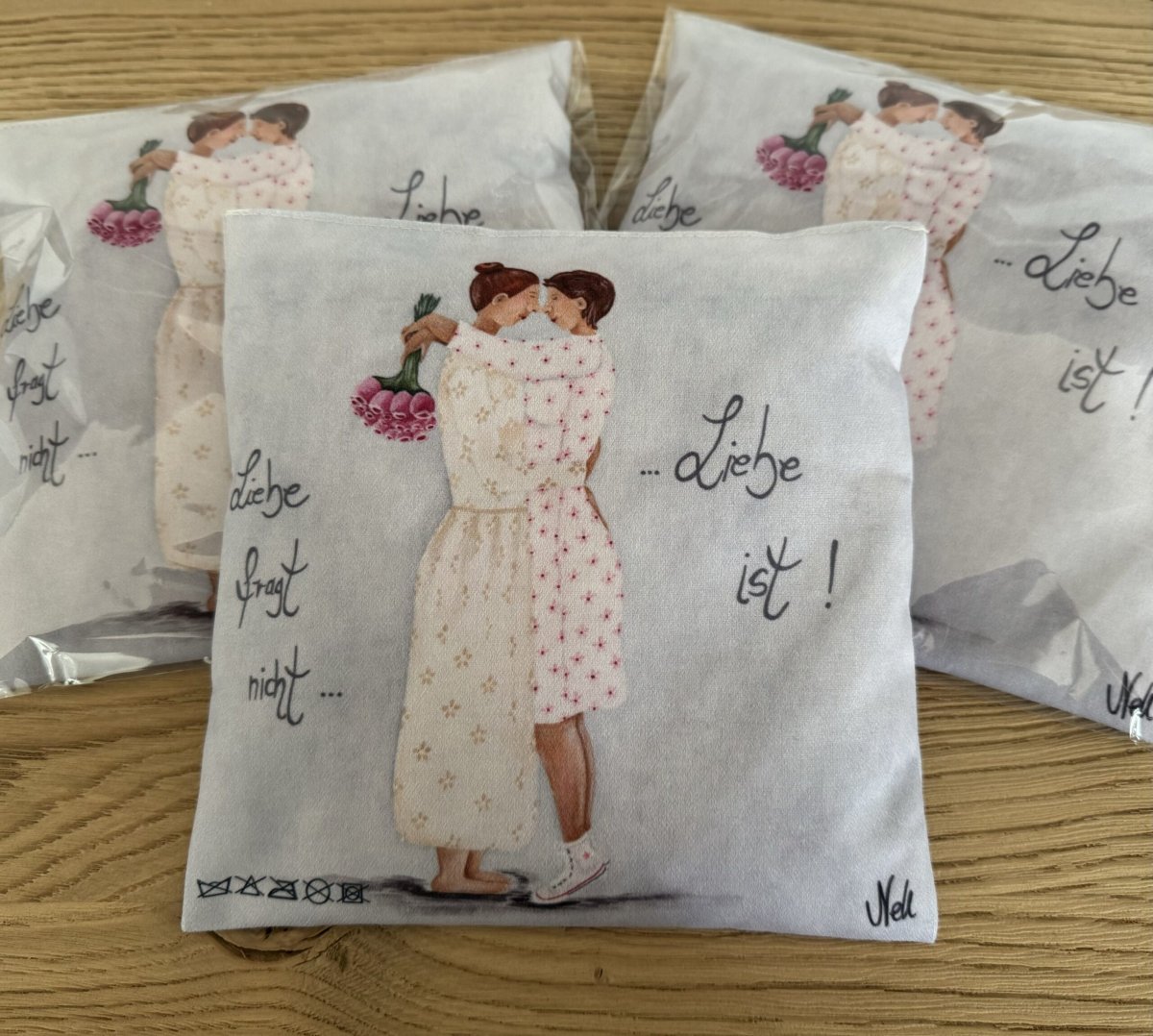 Kirschkernkissen 18cm x 18cm „Liebe fragt nicht…..Liebe ist!“
